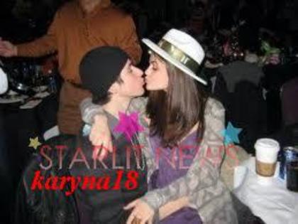 David Henrie - OoO-Selena kissing