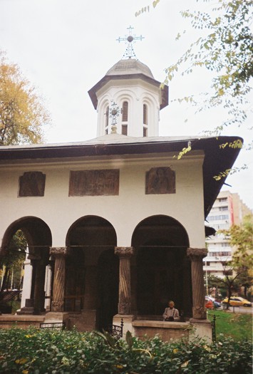 biserica Slobozia  ctit de Radu Leon 1664-1667 aici este o cruce care atesta locul unei batalii 1661