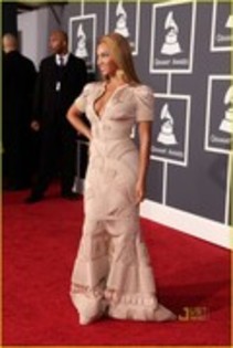 25255845_SKHWBOJIC - beyonce