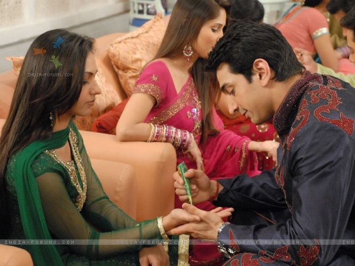 37961-shantanu-putting-mehandi-to-nandini - dmg -si mai multe