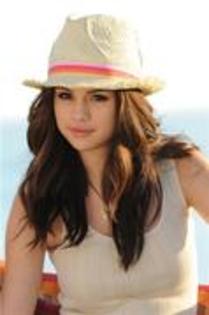 2 - club selena gomez