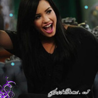 25363883_JLGVBGKWM - demi lovato