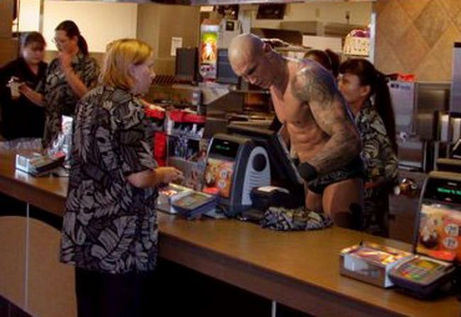 foto-randy-orton-si-a-gasit-alta-slujba-vinde-hamburgeri-la-mcdonald-s_1_size1