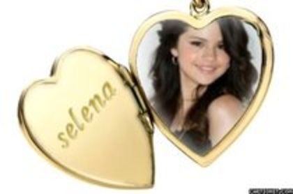 captionit0013605160D32 - Medalioane Selena Gomez