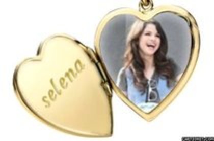 captionit0014101196D33 - Medalioane Selena Gomez
