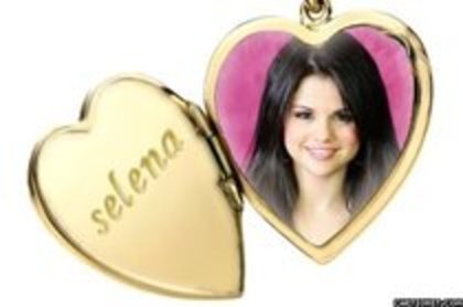captionit0062510412D32 - Medalioane Selena Gomez