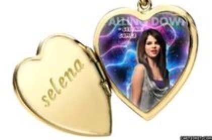 captionit0064712393D31 - Medalioane Selena Gomez
