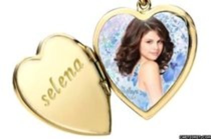 captionit0070515965D32 - Medalioane Selena Gomez