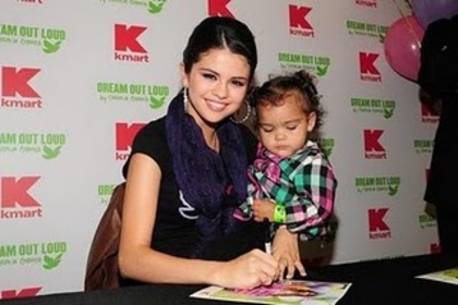 selena-gomez-kmart-cute-03 - O_oSellyO_o