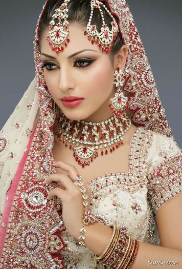 Indian_Brides_with_Eastern_Makeup_1 - accesorii si bijuterii  indiene