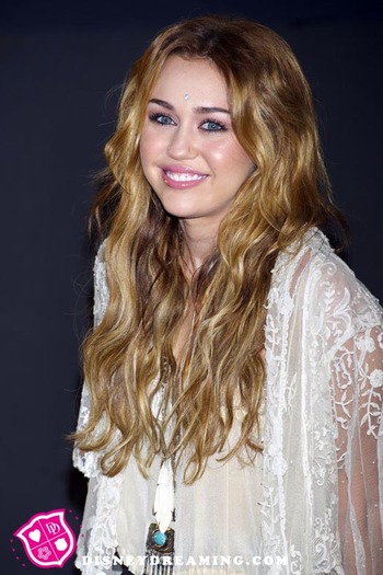 Miley-Cyrus-Decorative-Bindi1