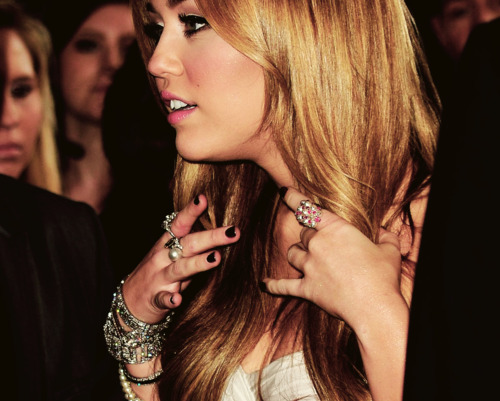 tumblr_lcaiq72Xng1qbzaheo1_500
