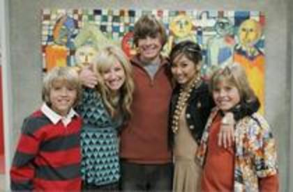 ZACK SI CODY,MADDY SILONDON ALATURI DE ZACK EFRON