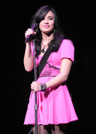 Demi-Photo-demi-lovato-17620236-1280-1775