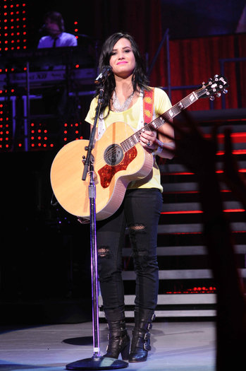 Demi-Photo-demi-lovato-17620245-1280-1927