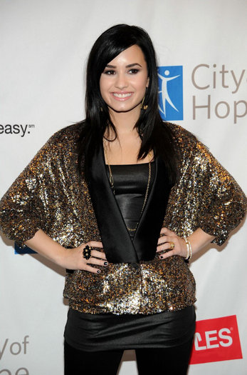 Demi-Photo-demi-lovato-17620541-1280-1939