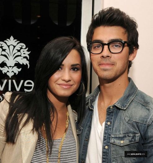 Grand-Opening-for-the-New-L-A-Boutique-Revival-Vintage-April-28-2010-demi-lovato-17621332-563-600
