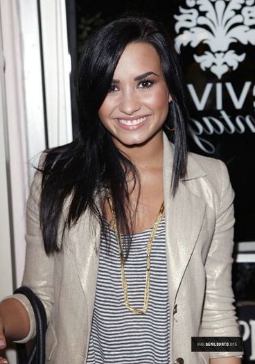 Grand-Opening-for-the-New-L-A-Boutique-Revival-Vintage-April-28-2010-demi-lovato-17621350-420-600