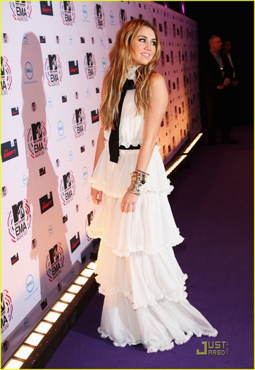 miley-cyrus-ema-performance-05