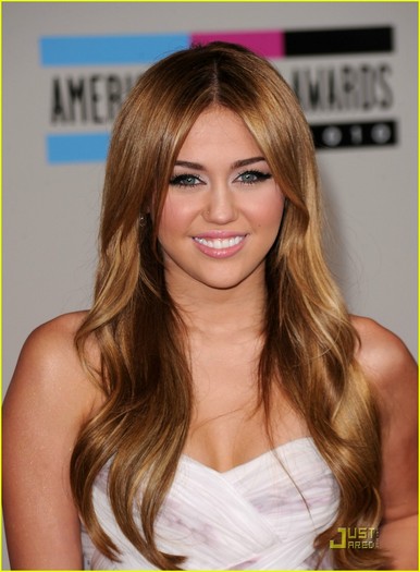 miley-cyrus-forgiveness-amas-05
