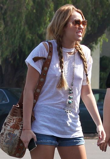 miley-cyrus-isnt-wearing-658-0