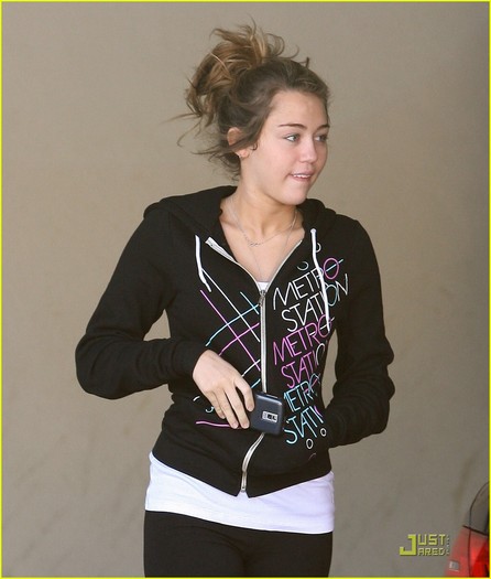 miley-cyrus-metro-station-04