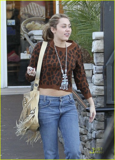 miley-cyrus-studio-city-stylin-03