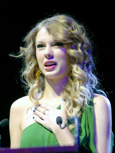 taylor_swift_blue_nails_curls - O_o Taylor Swift O_o