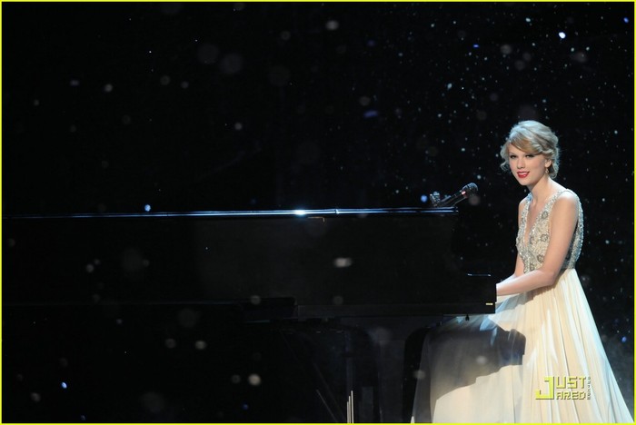 taylor-swift-december-cma-03