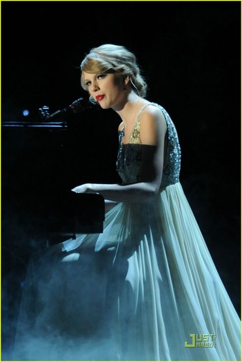 taylor-swift-december-cma-05