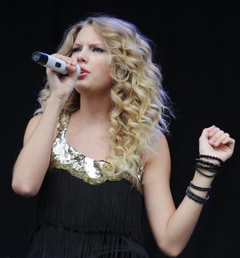 Taylor-Swift-V-Festival