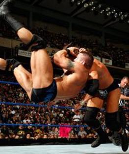 randy orton le aplica el rko a tripl h hhh