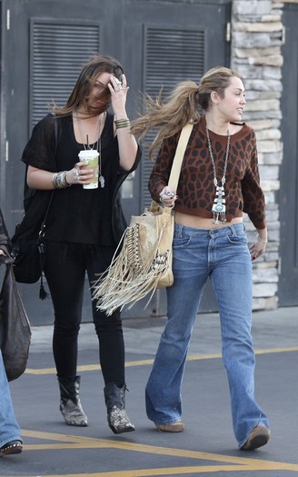 miley-cyrus-112810-23