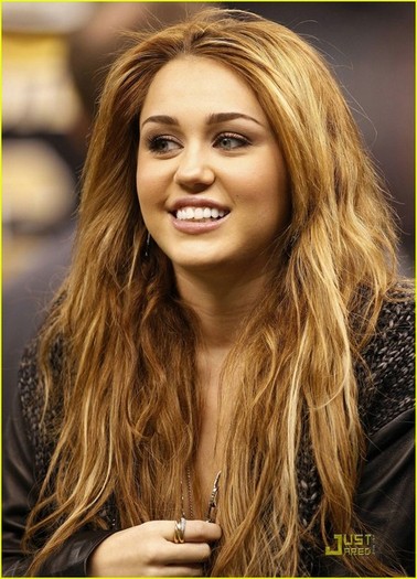 mileycyrusundercovermeg (1)