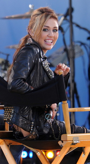 sss - Miley Cyrus a izbucnit in plans prima oara cand a pus mana pe o arma
