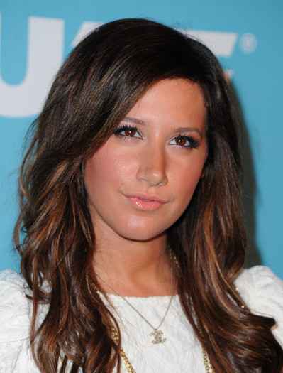 Ashley+Tisdale+Makeup+False+Eyelashes+4_fqlaFdbprl
