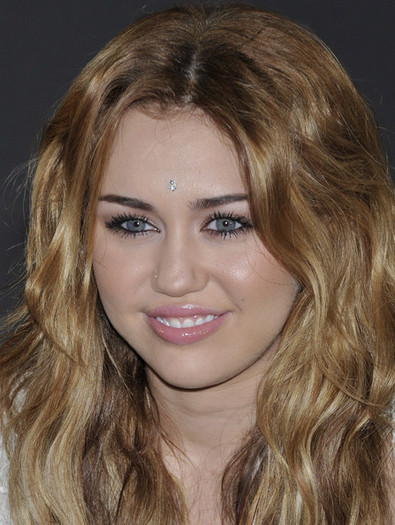 Miley+Cyrus+Makeup+Metallic+Eyeshadow+He9rW8ePL-el