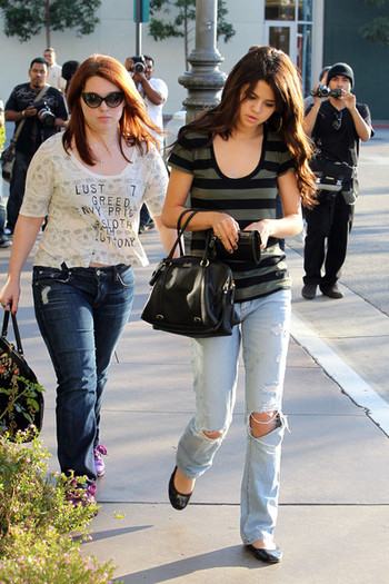 Selena+Gomez+Jeans+Ripped+Jeans+tM44xfaG0UFl