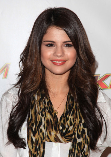 Selena+Gomez+KIIS+FM+Jingle+Ball+2010+Arrivals+k6lyiPuRG2Pl - disney actress