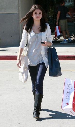 Selena+Gomez+Out+Shopping+Toluca+Lake+Aa_OHWU0Kwol - disney actress