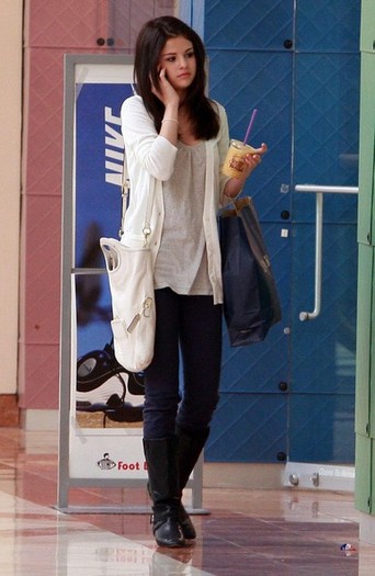 Selena+Gomez+Out+Shopping+Toluca+Lake+uZQCyZOHcqZl - disney actress