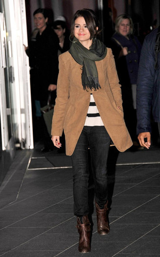 Selena+Gomez+Selena+Gomez+Greets+Fans+Outside+MYbRYhB1BTZl