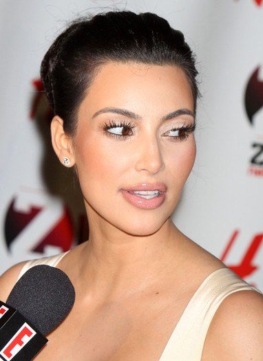 Kim+Kardashian+Makeup+Lipgloss+ceIy0Ydcnehl - Make up-actress