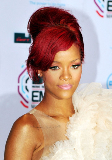 Rihanna+Makeup+Pink+Lipstick+MHLzBYk1iY3l