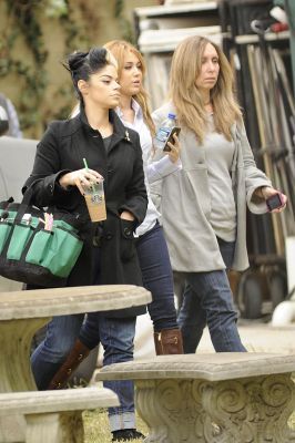 normal_1215-miley-cyrus-so-undercover-02 - Dec 15 Heading Back to the Set in New Orleans-00