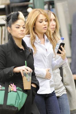 normal_1215-miley-cyrus-so-undercover-04 - Dec 15 Heading Back to the Set in New Orleans-00
