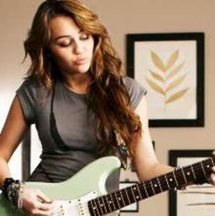 Miley-Cyrus--suparata-ca-EP-ul-ei-a-debutat-pe-locul-3-in-Billboard - poze