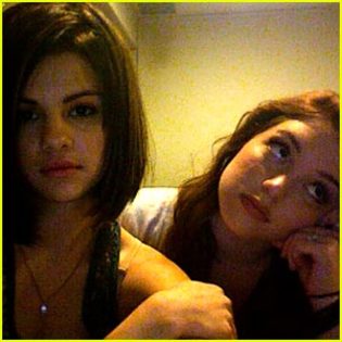 selena-gomez-jennifer-stone-friends[1] - poze