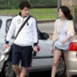 selena gomez nick jonas 14 - poze cu selena si nick la golf