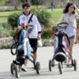 selena gomez nick jonas 21 - poze cu selena si nick la golf